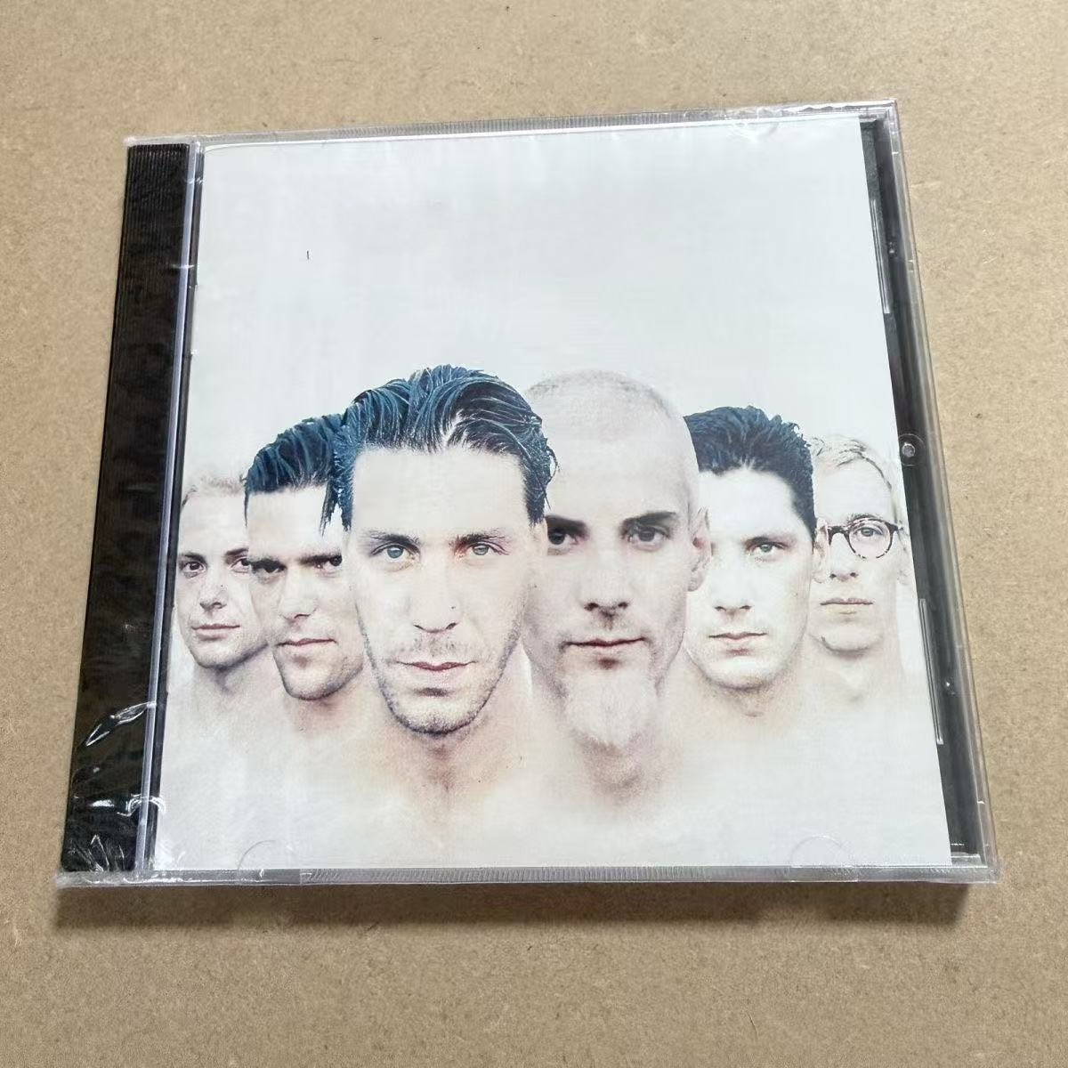 Audio Music In - Industriële rockmuziek-cd, album met monochrome portretthema,